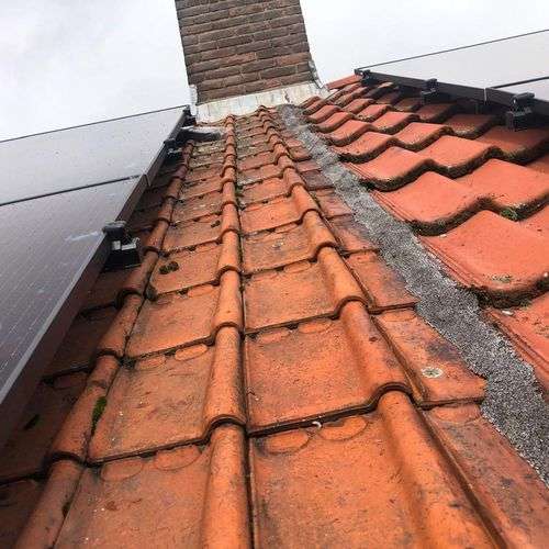 Dakrenovatie van dakpannen inclusief zonnepanelen en schoorsteen