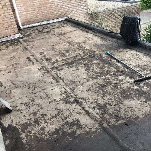 Schoonmaken van een plat dak in Bilthoven